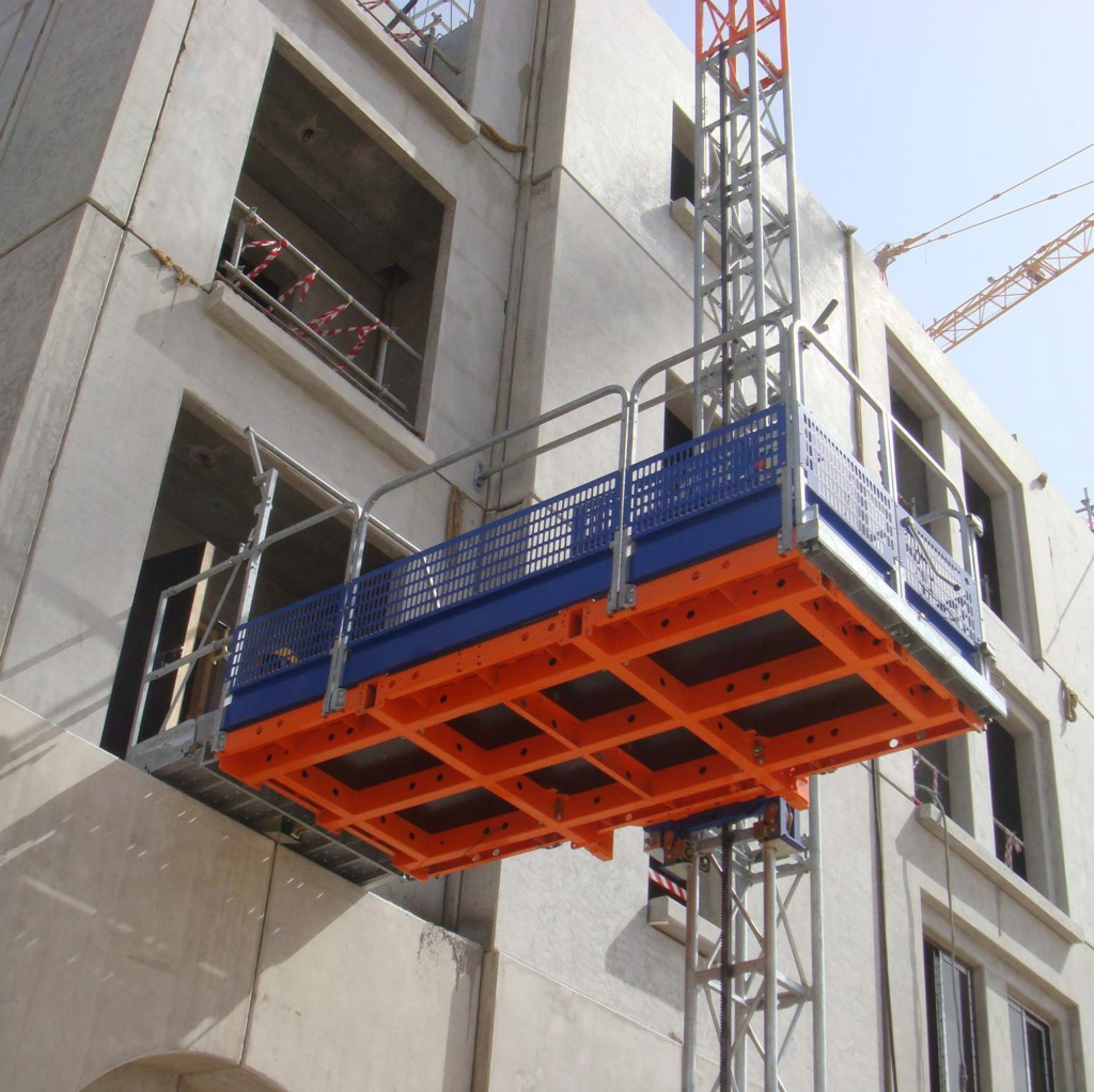 Elevador Alimak TPM para transporte de materiales en obras de construcción en República Dominicana