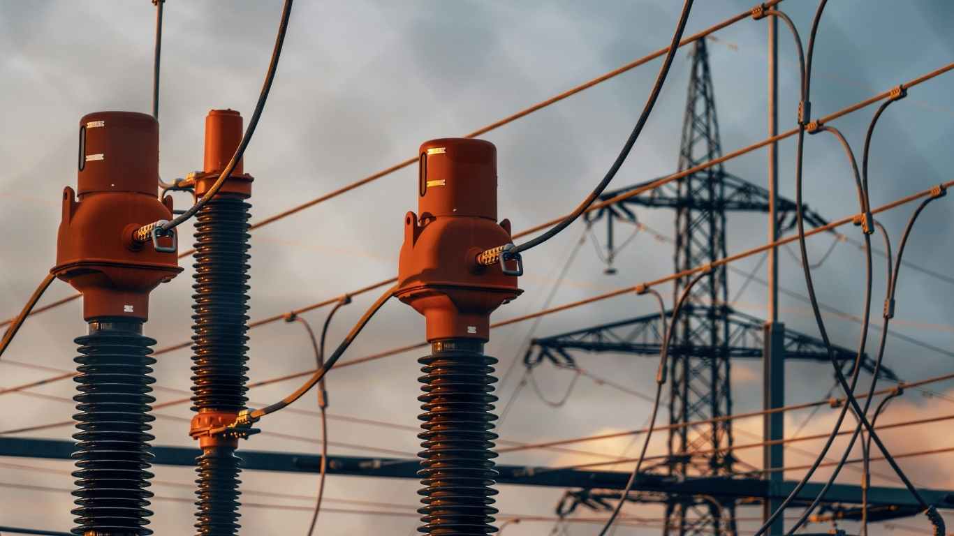 La crisis silenciosa: cómo el 37.6% de pérdida eléctrica en RD impacta directamente a su industria