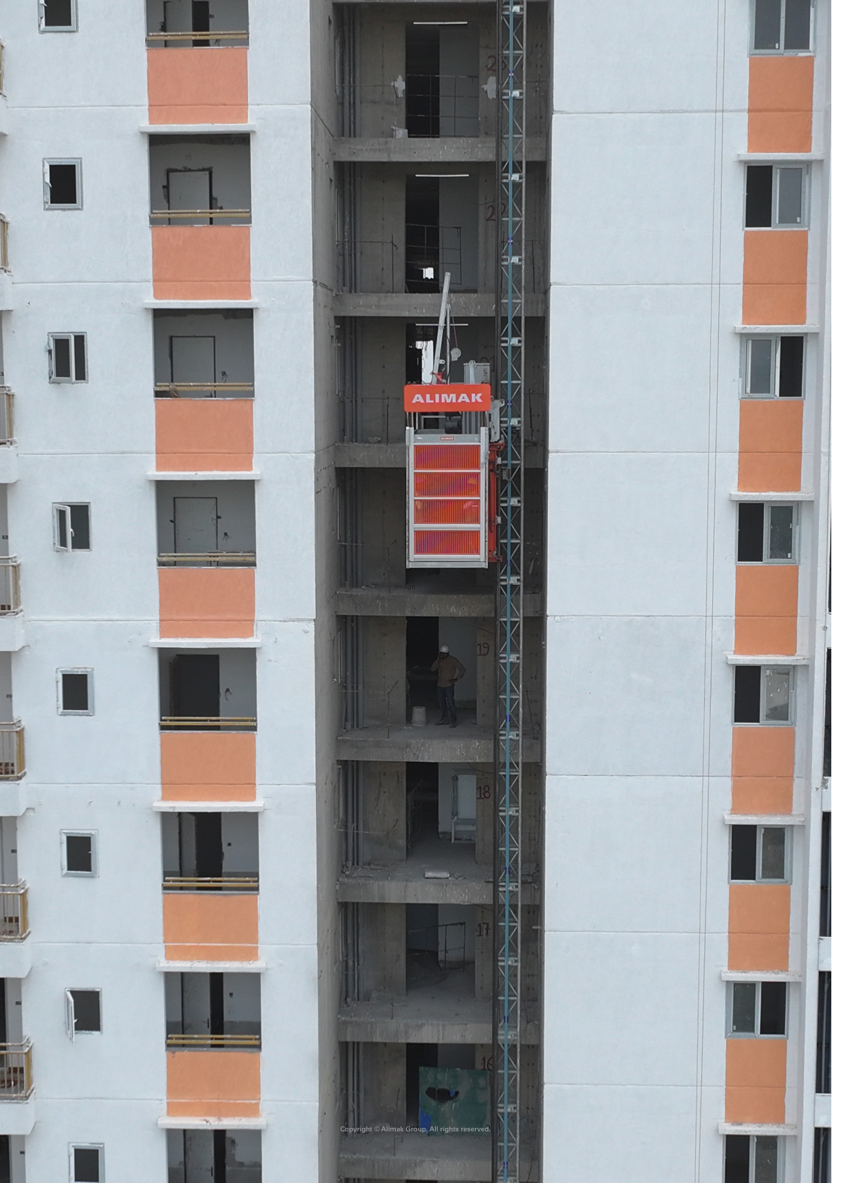 Elevador de construcción Alimak Levato 450 instalado en la fachada de un edificio en obra.