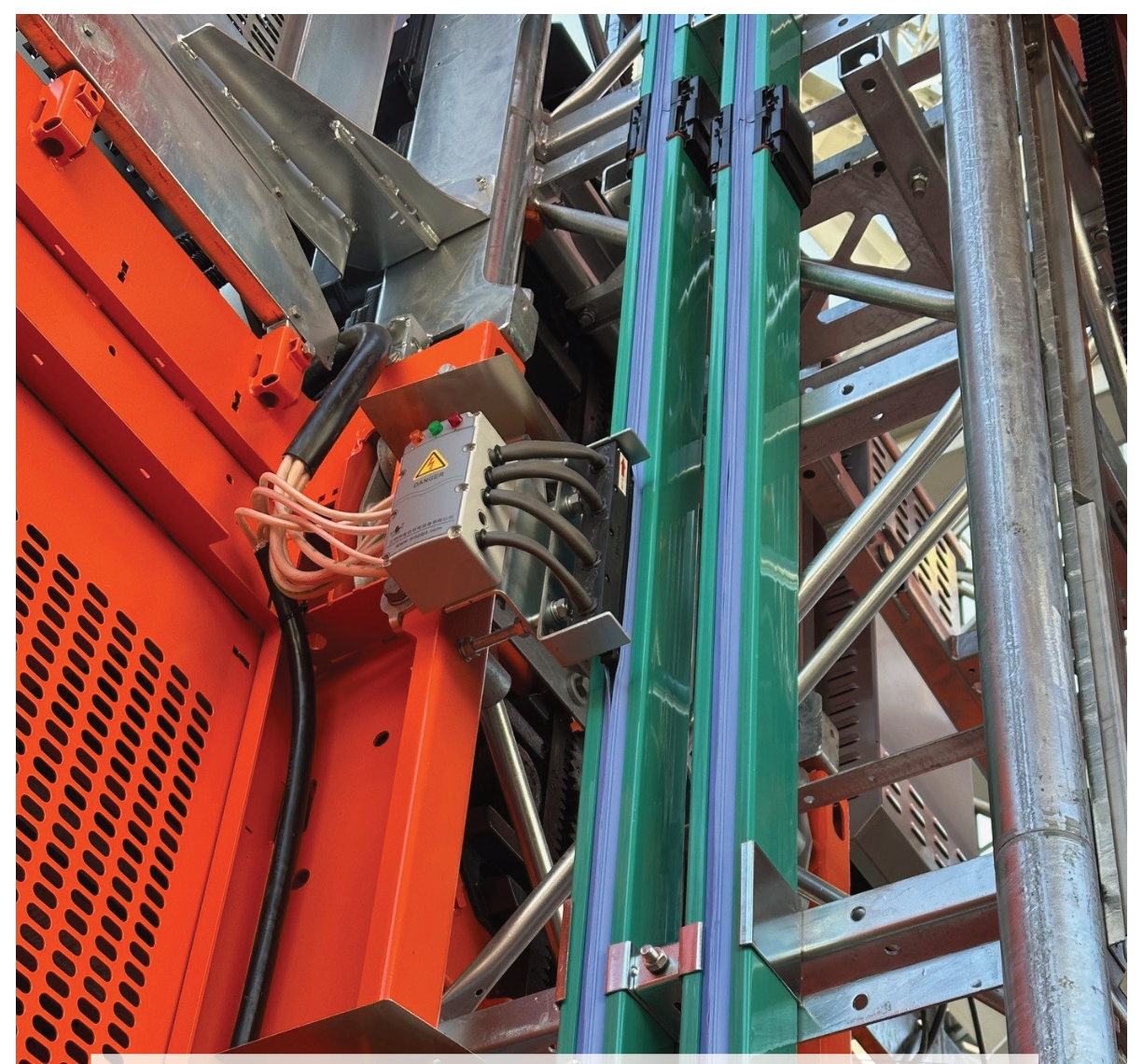 Detalle del sistema busbar opcional del elevador de construcción Alimak Levato 450 instalado en obra.