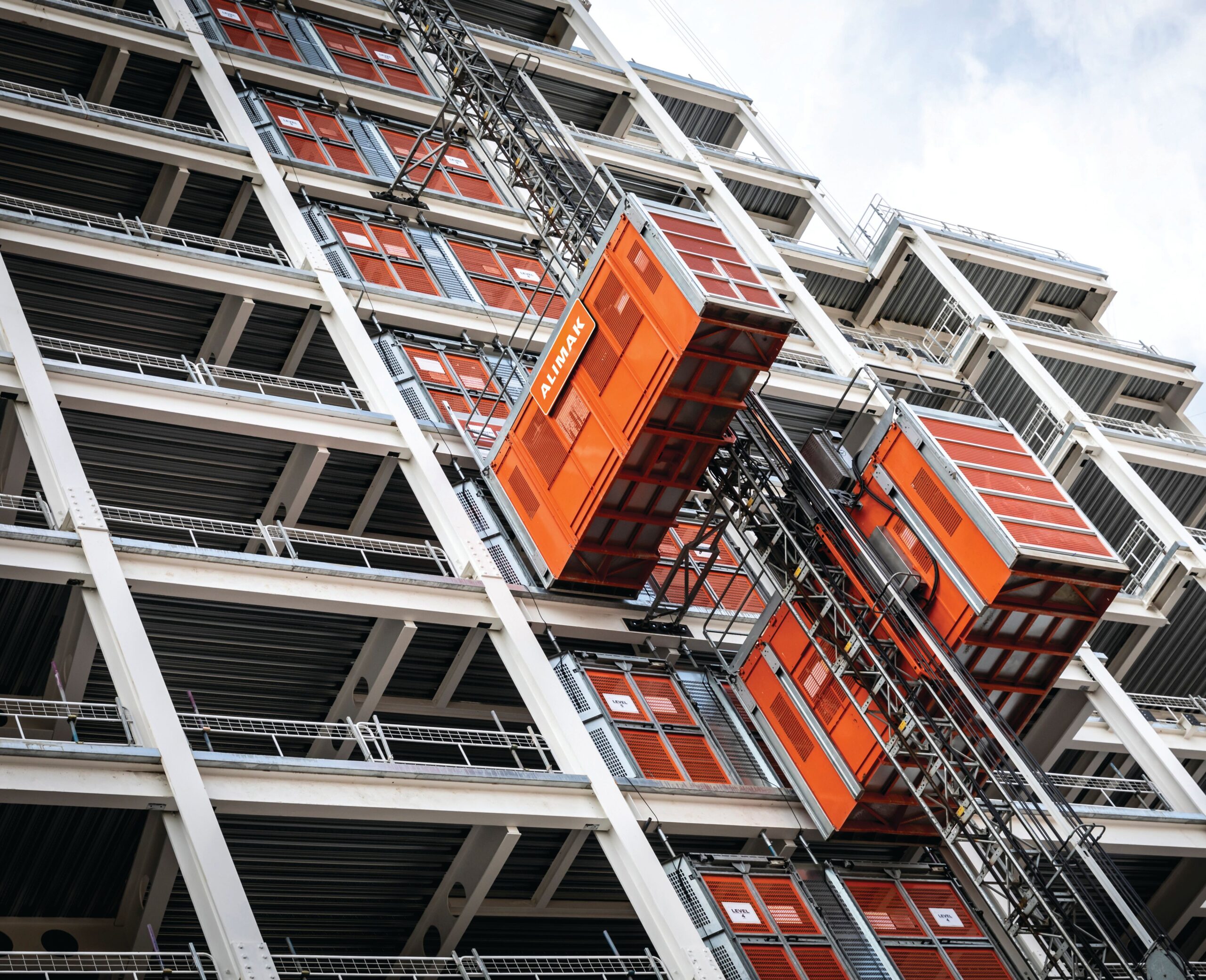Elevador de construccion Alimak Scando en torre de construcción, República Dominicana