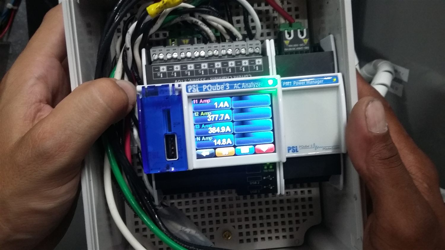 PQube 3 instalado por Bridge360 en el tablero principal de una planta industrial en zona franca, mostrando corrientes por fase en pantalla