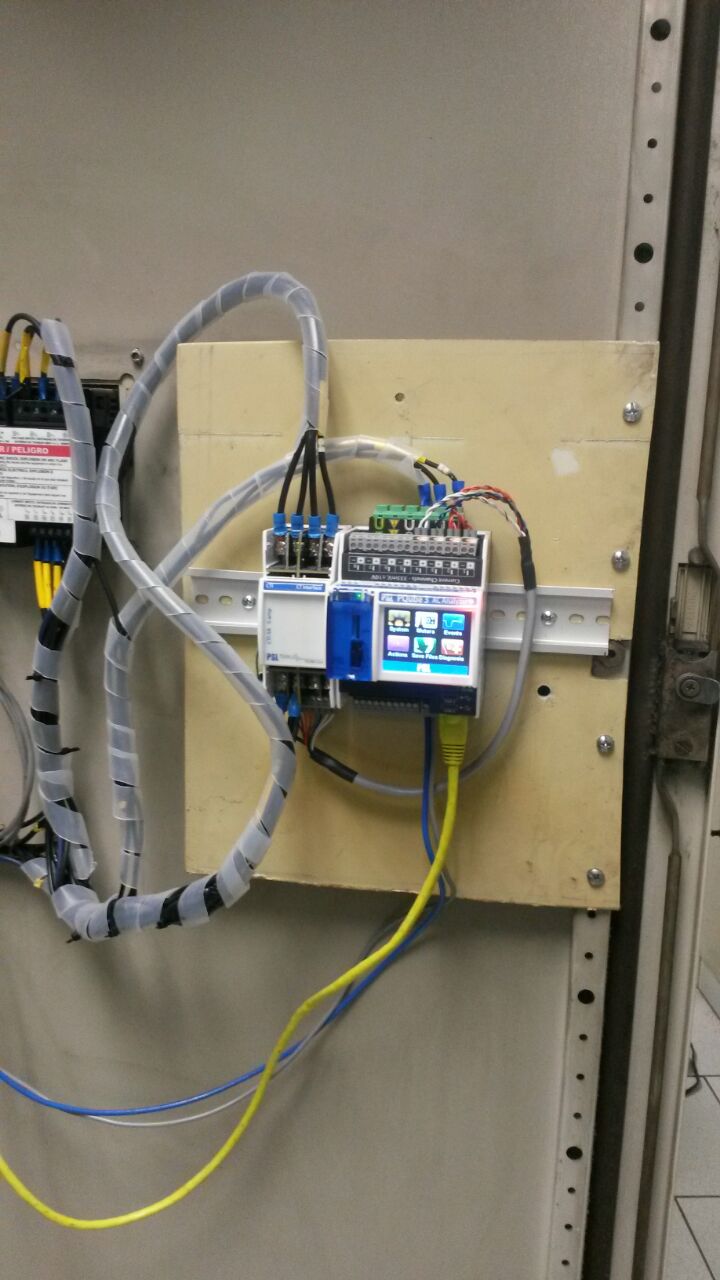 Montaje del PQube 3 en riel DIN dentro de un gabinete eléctrico, instalación realizada por Bridge360