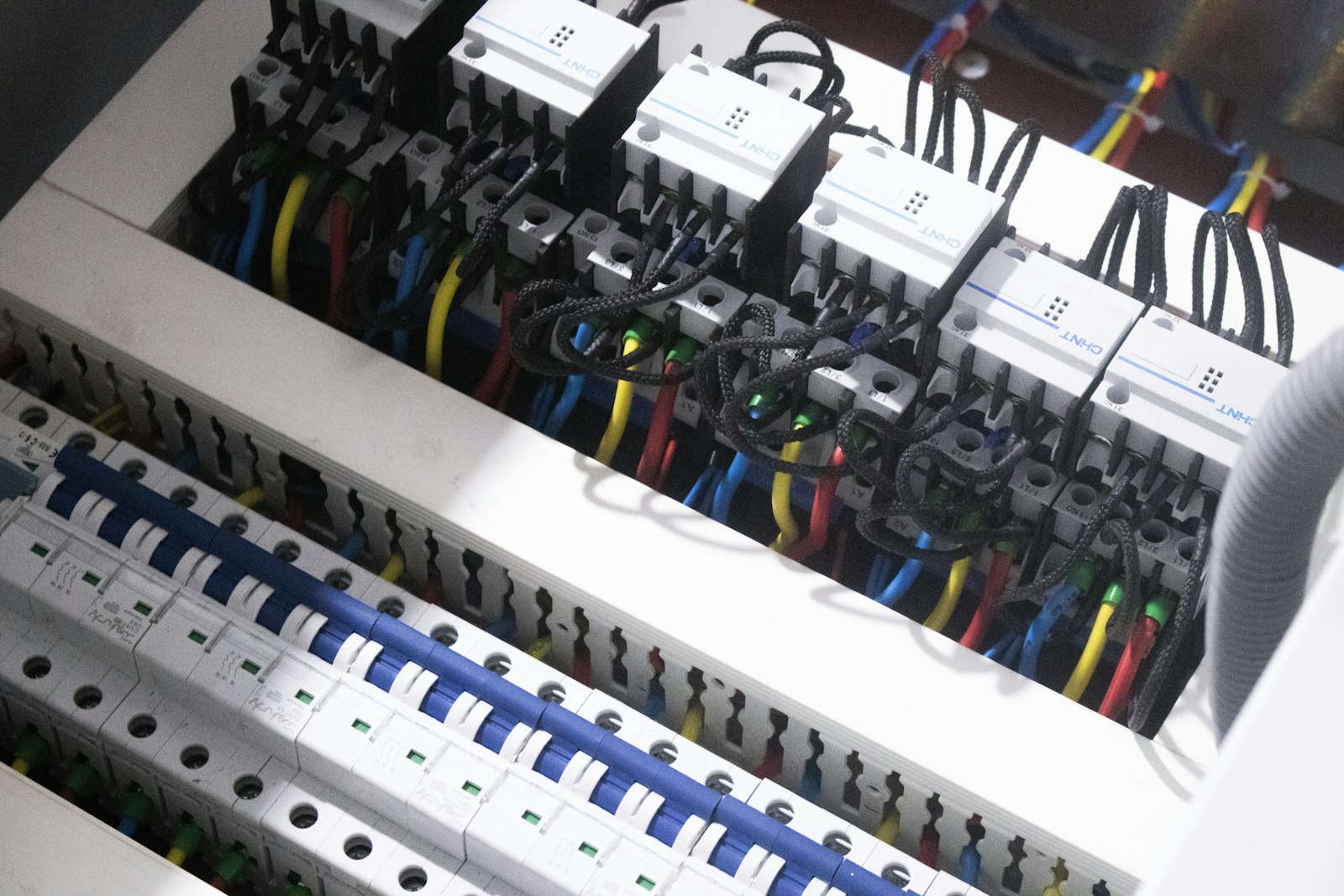 Sala de variadores de frecuencia (VFD) en un tablero industrial, fuente común de supraharmónicos