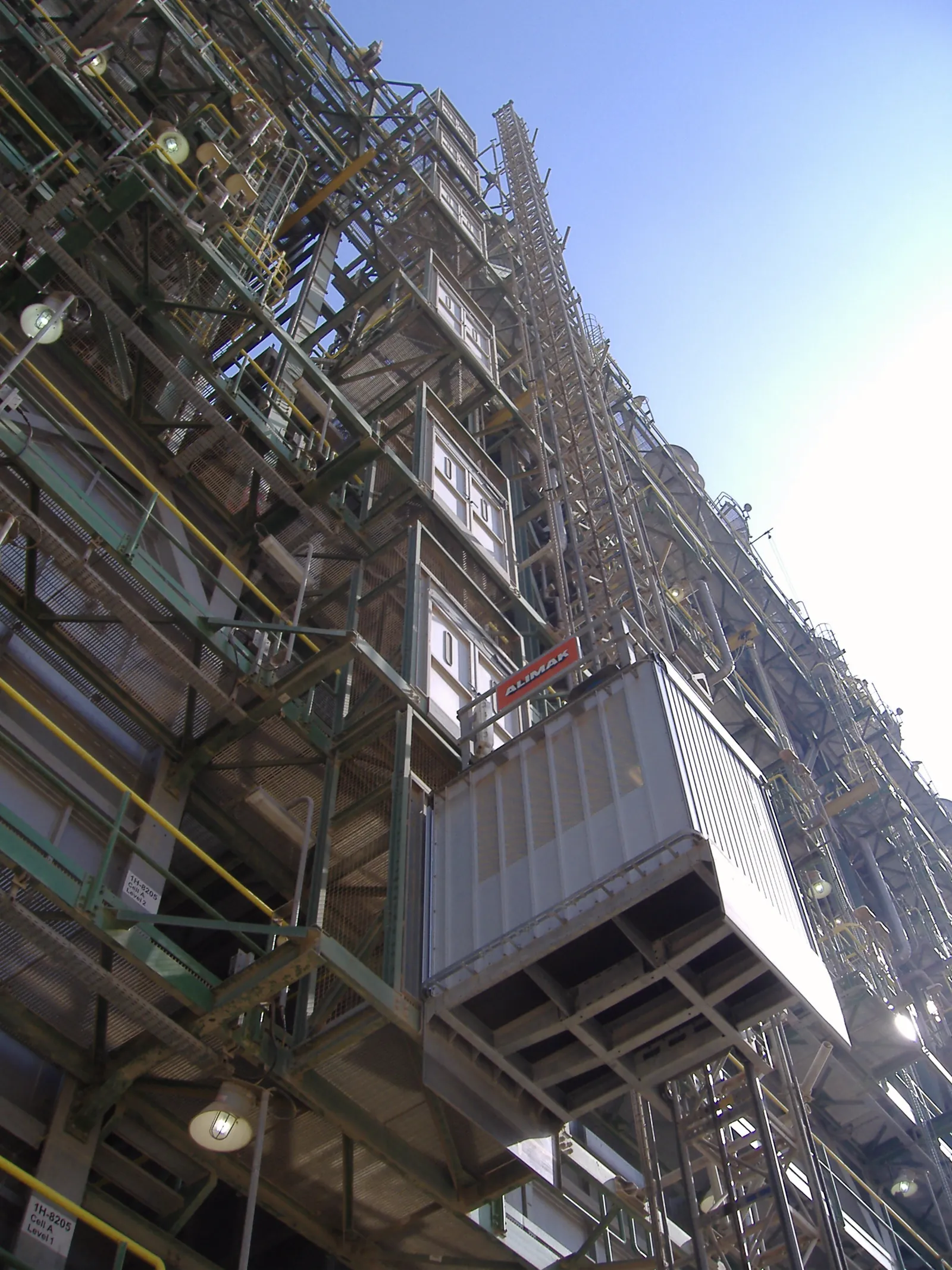 Elevador industrial Alimak en una planta petroquímica